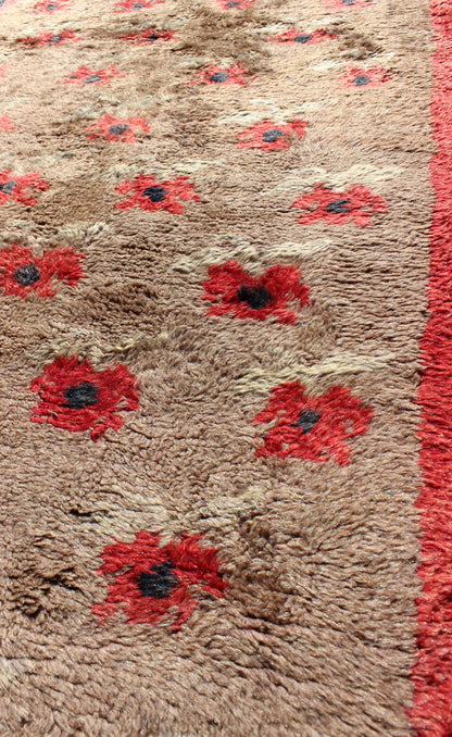 Hi Pile Mid - Century Turkish Tulu Rug with Floating Red Flowers Design, rug en - 625, country of origin / type: Turkey / Tulu, circa 1950s Hi Pile Midcentury Turkish Tulu Rug With Floating Flowers Design in Light Camel and red This mid - century Tulu... - Keivan Woven ArtsEN - 625 - 2748Rug