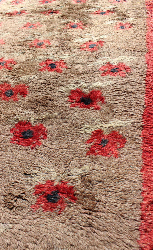 Hi Pile Mid - Century Turkish Tulu Rug with Floating Red Flowers Design, rug en - 625, country of origin / type: Turkey / Tulu, circa 1950s Hi Pile Midcentury Turkish Tulu Rug With Floating Flowers Design in Light Camel and red This mid - century Tulu... - Keivan Woven ArtsEN - 625 - 2748Rug