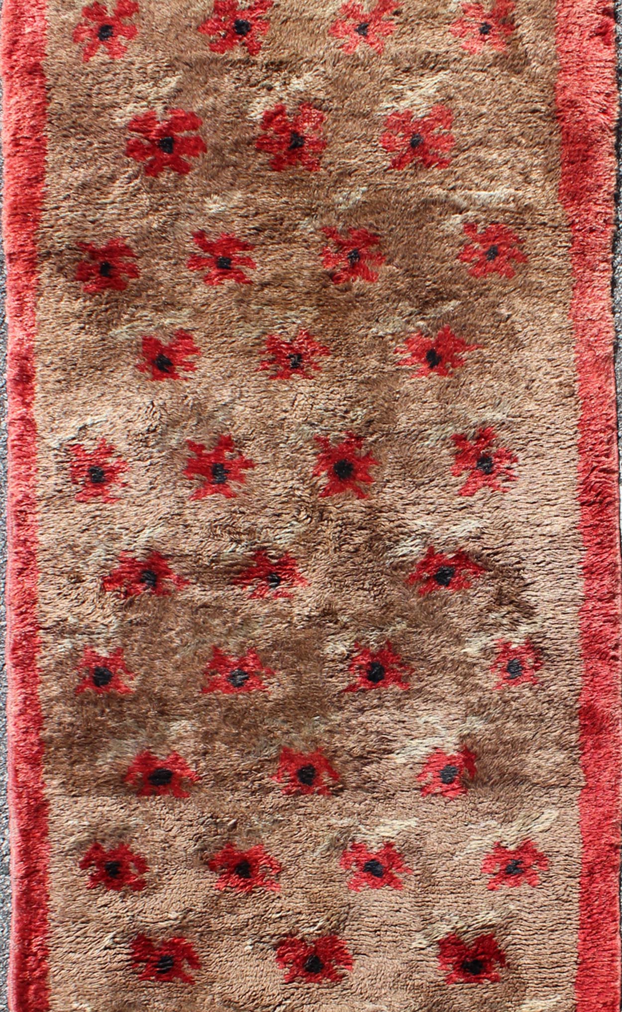 Hi Pile Mid - Century Turkish Tulu Rug with Floating Red Flowers Design, rug en - 625, country of origin / type: Turkey / Tulu, circa 1950s Hi Pile Midcentury Turkish Tulu Rug With Floating Flowers Design in Light Camel and red This mid - century Tulu... - Keivan Woven ArtsEN - 625 - 2748Rug