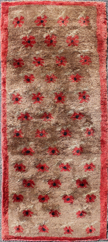 Hi Pile Mid - Century Turkish Tulu Rug with Floating Red Flowers Design, rug en - 625, country of origin / type: Turkey / Tulu, circa 1950s Hi Pile Midcentury Turkish Tulu Rug With Floating Flowers Design in Light Camel and red This mid - century Tulu... - Keivan Woven ArtsEN - 625 - 2748Rug
