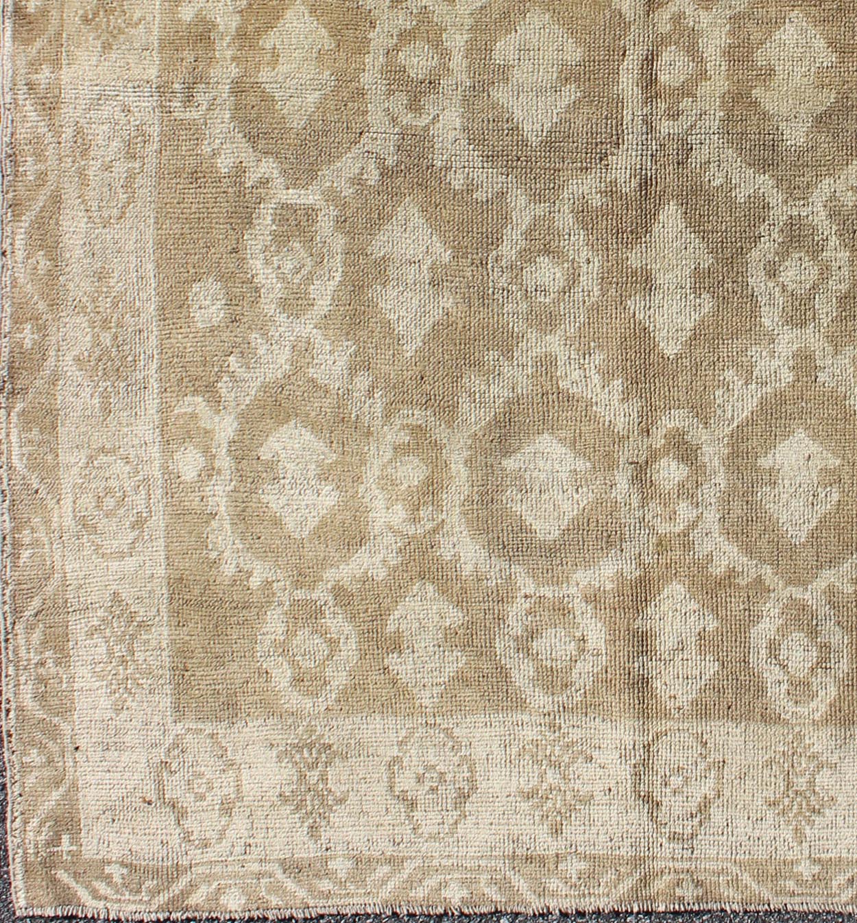 Cross - Latch Squarish Turkish Vintage Oushak Rug in Taupe and Cream kwarugs Cross - latch / latticework Turkish Oushak rug vintage in taupe and cream, rug en - 628, country of origin / type: Turkey / Tulu, circa 1940 Set on a taupe - colored fie... - Keivan Woven ArtsEN - 628 - 4454Rug
