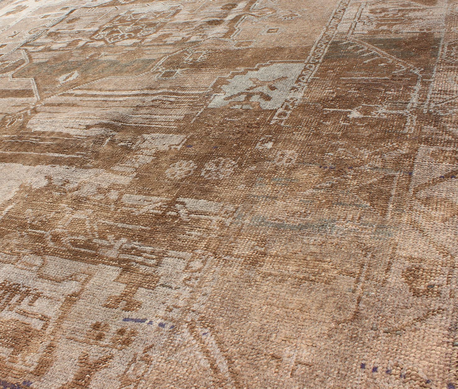 Faded Brown and Gray Vintage Oushak Rug from Turkey with Medallion Design kwarugs Faded brown and gray vintage Oushak rug from Turkey with Medallion design, rug en - 6451, Keivan Woven Arts country of origin / type: Turkey / Oushak, circa 1940s ... - Keivan Woven ArtsEN - 6451 - 7115Rug