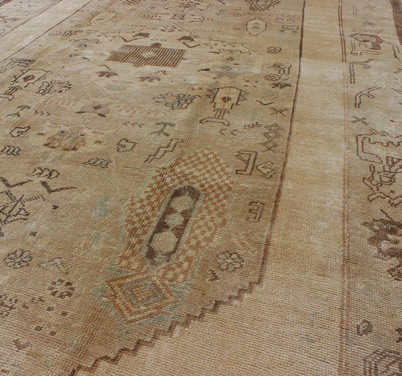 Vintage Turkish Oushak Carpet with Tribal Figures in an Earthy Color Palette Vintage Turkish Oushak Carpet with Tribal Figures in an Earthy Color Palette rug/en - 654 origin/ turkey kwarugs This vintage Turkish Oushak rug features an earthy... - Keivan Woven ArtsEN - 654 - 3820Rug