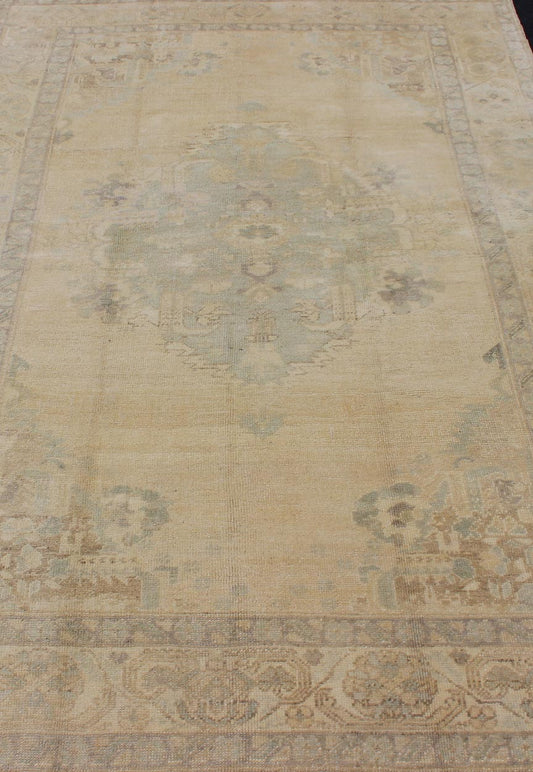 Oushak Vintage Turkish rug with faded central medallion in cream, soft yellow, accent light blue and muted tones, rug en - 741, country of origin / type: Turkey / Oushak, circa mid - 20th century This muted vintage Turkish Oushak carpet (circa mid - 2... - Keivan Woven ArtsEN - 741 - 4862Rug