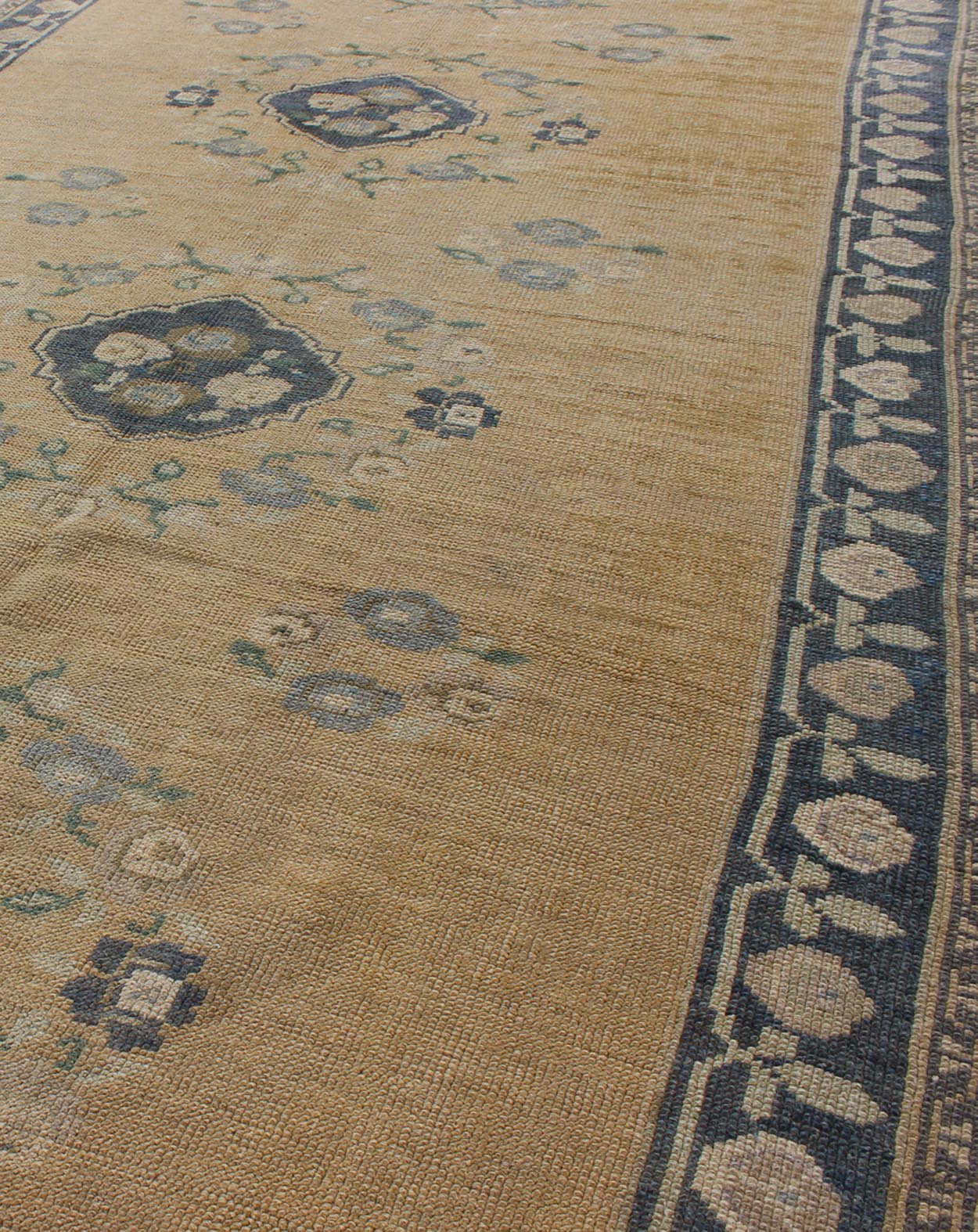 Oushak Gallery Rug from Mid - 20th Century Turkey with Floral Design Gallery Rug from Mid - 20th Century Turkey with Floral Design Keivan Woven Arts / rug/en - 86026 origin/turkey kwarugs This beautiful vintage Oushak runner from mid - 20th cent... - Keivan Woven ArtsEN - 86026 - 2089Rug