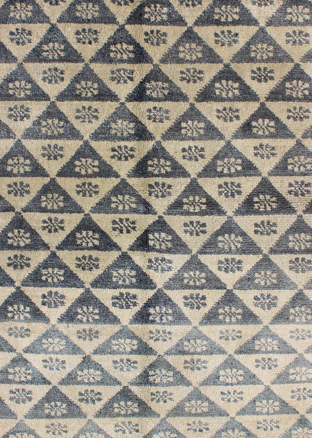 All - Over Turkish Tulu Rug with Blue and Ivory Triangle / Flower Design, rug en - 904, country of origin type: Turkey Tulu, circa mid - 20th century This Tulu carpet (circa mid - 20th century) features an all - over pattern of blue and ivory alternating ... - Keivan Woven ArtsEN - 904 - 4866Rug
