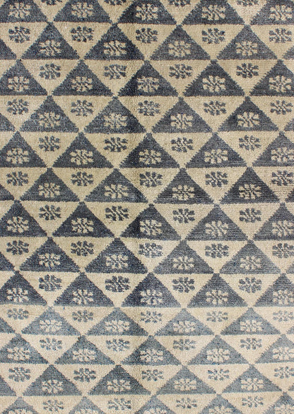 All - Over Turkish Tulu Rug with Blue and Ivory Triangle / Flower Design, rug en - 904, country of origin type: Turkey Tulu, circa mid - 20th century This Tulu carpet (circa mid - 20th century) features an all - over pattern of blue and ivory alternating ... - Keivan Woven ArtsEN - 904 - 4866Rug