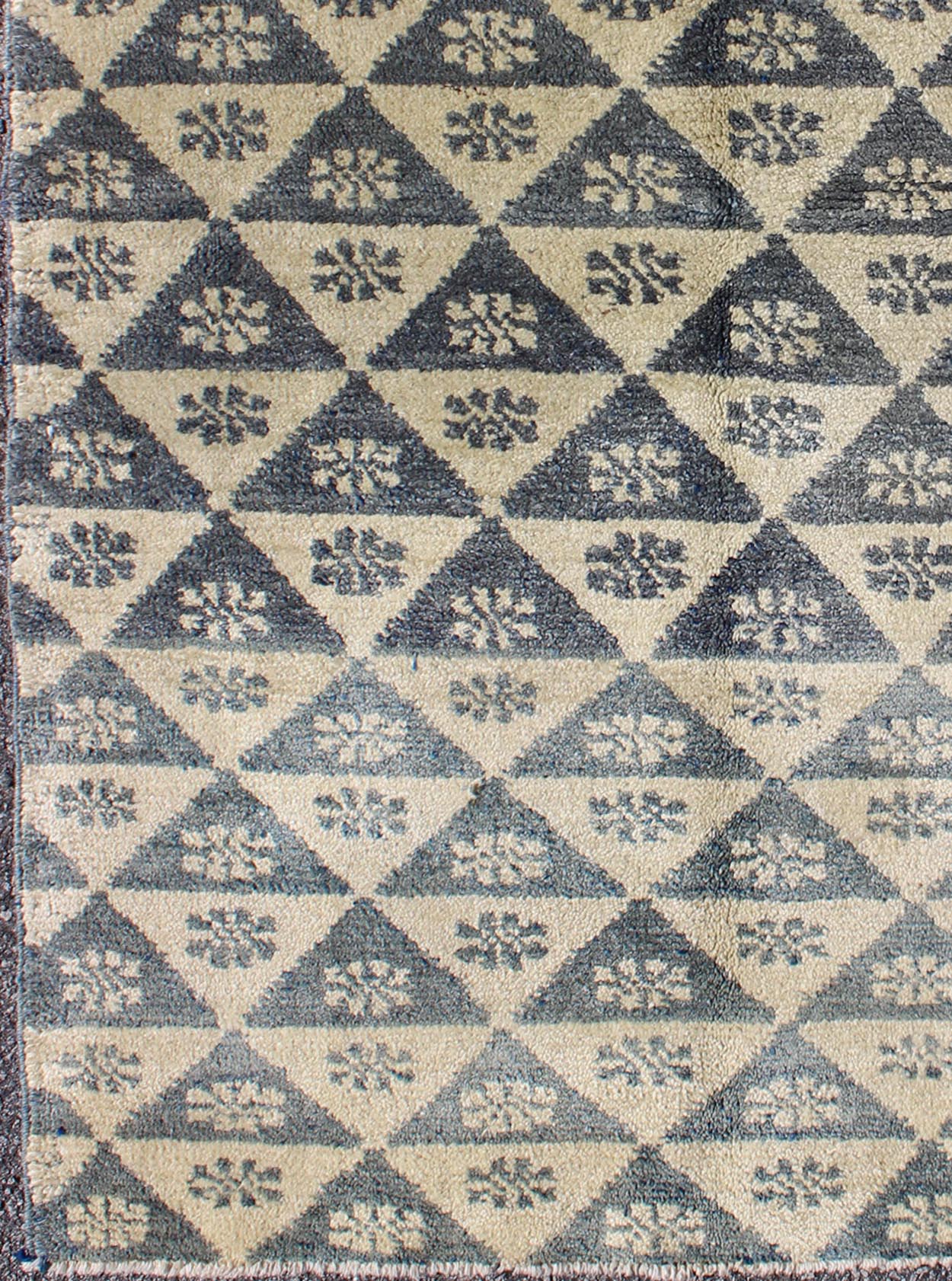 All - Over Turkish Tulu Rug with Blue and Ivory Triangle / Flower Design, rug en - 904, country of origin type: Turkey Tulu, circa mid - 20th century This Tulu carpet (circa mid - 20th century) features an all - over pattern of blue and ivory alternating ... - Keivan Woven ArtsEN - 904 - 4866Rug