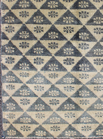 All - Over Turkish Tulu Rug with Blue and Ivory Triangle / Flower Design, rug en - 904, country of origin type: Turkey Tulu, circa mid - 20th century This Tulu carpet (circa mid - 20th century) features an all - over pattern of blue and ivory alternating ... - Keivan Woven ArtsEN - 904 - 4866Rug