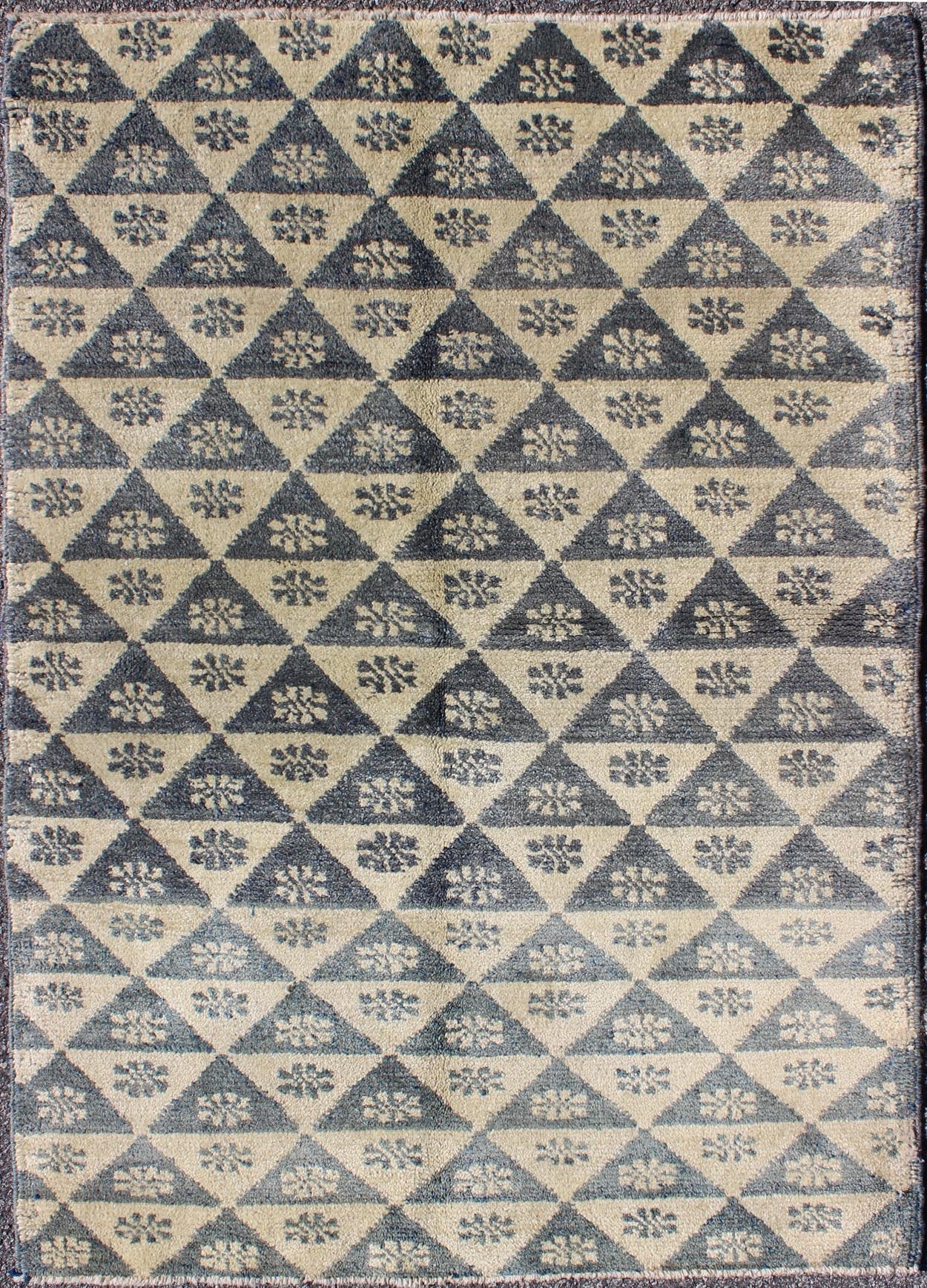 All - Over Turkish Tulu Rug with Blue and Ivory Triangle / Flower Design, rug en - 904, country of origin type: Turkey Tulu, circa mid - 20th century This Tulu carpet (circa mid - 20th century) features an all - over pattern of blue and ivory alternating ... - Keivan Woven ArtsEN - 904 - 4866Rug