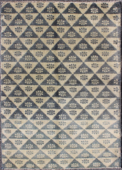 All - Over Turkish Tulu Rug with Blue and Ivory Triangle / Flower Design, rug en - 904, country of origin type: Turkey Tulu, circa mid - 20th century This Tulu carpet (circa mid - 20th century) features an all - over pattern of blue and ivory alternating ... - Keivan Woven ArtsEN - 904 - 4866Rug