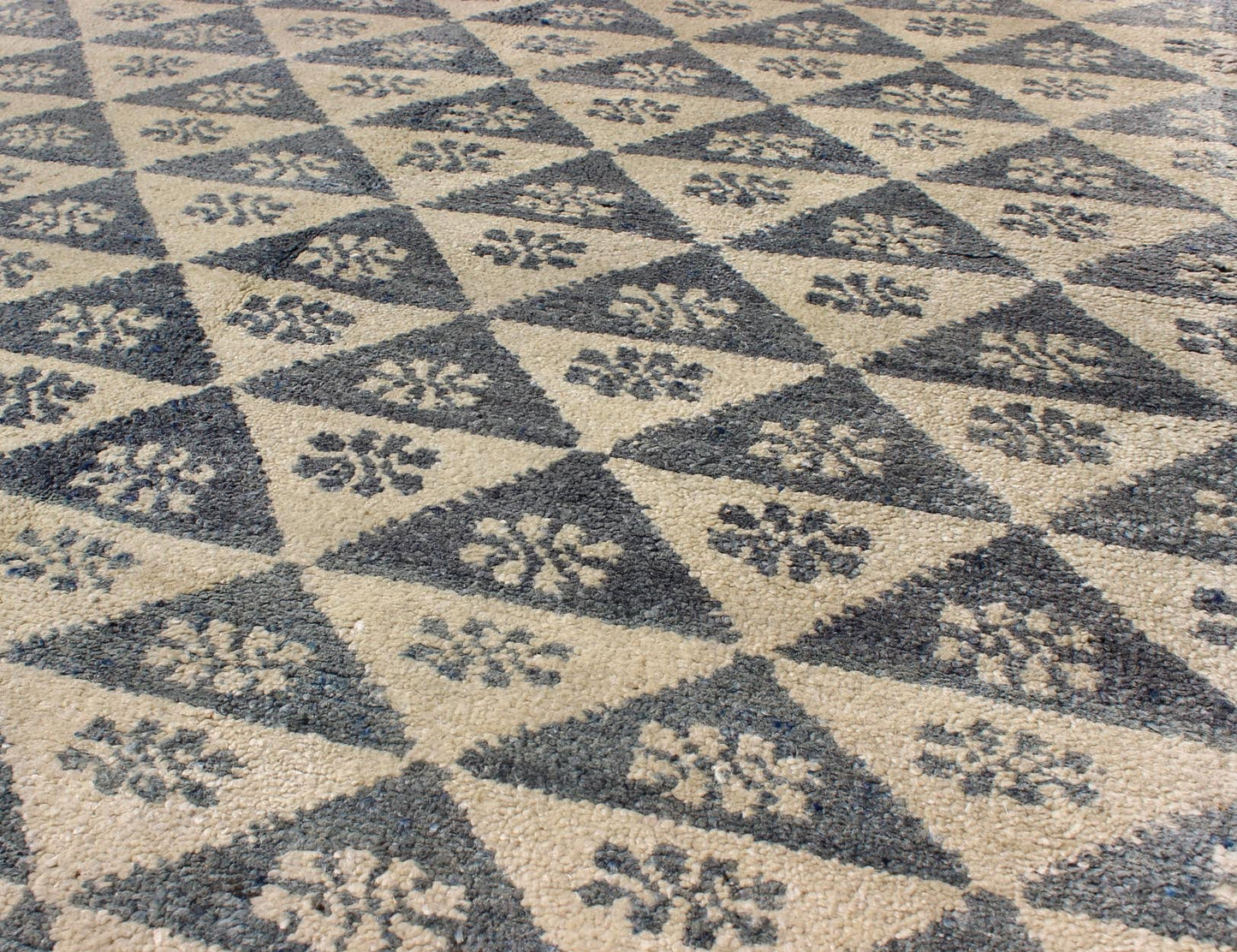 All - Over Turkish Tulu Rug with Blue and Ivory Triangle / Flower Design, rug en - 904, country of origin type: Turkey Tulu, circa mid - 20th century This Tulu carpet (circa mid - 20th century) features an all - over pattern of blue and ivory alternating ... - Keivan Woven ArtsEN - 904 - 4866Rug