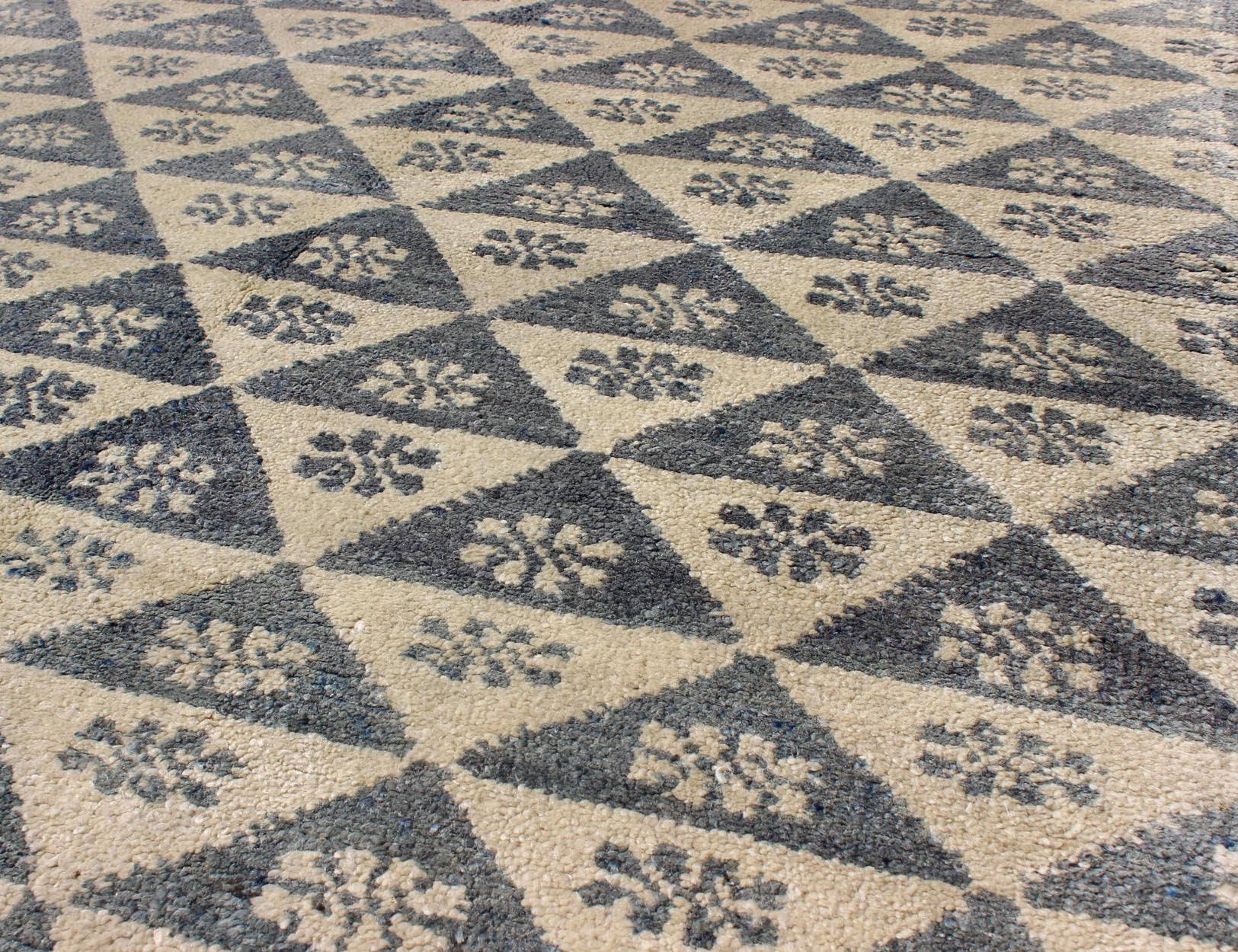 All - Over Turkish Tulu Rug with Blue and Ivory Triangle / Flower Design, rug en - 904, country of origin type: Turkey Tulu, circa mid - 20th century This Tulu carpet (circa mid - 20th century) features an all - over pattern of blue and ivory alternating ... - Keivan Woven ArtsEN - 904 - 4866Rug