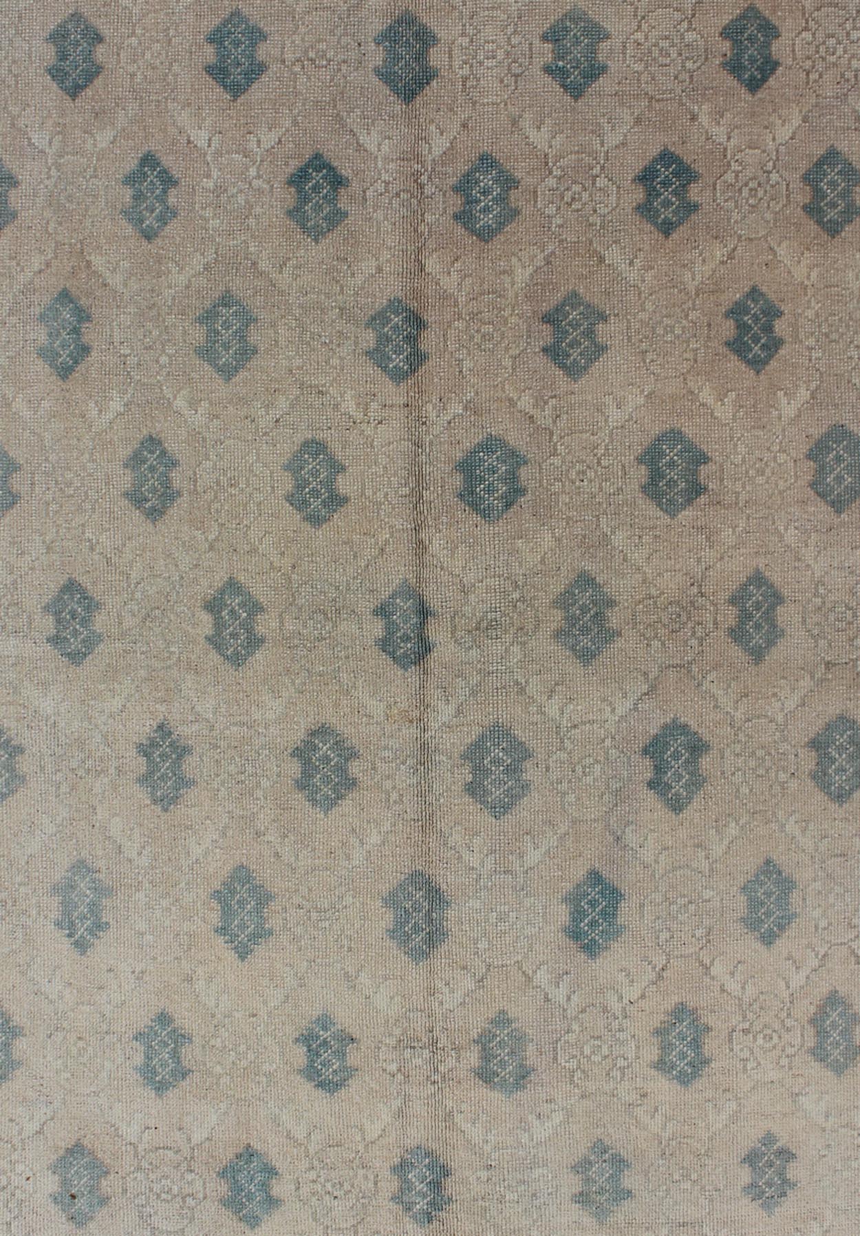 All - Over Design Vintage Turkish Oushak Rug in Shades of Cream and Teal All - over design vintage Turkish Oushak rug in shades of cream and teal, rug en - 912, country of origin / type: Turkey / Oushak, circa 1940 This vintage Turkish Oushak c... - Keivan Woven ArtsEN - 912 - 4870Rug