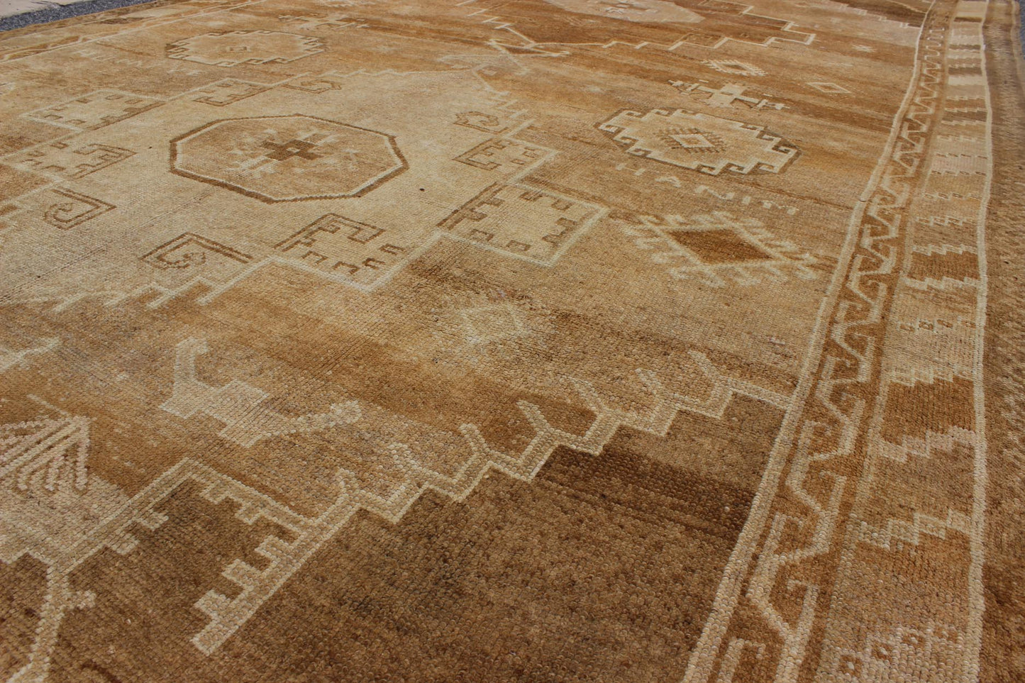 Large Gallery Oushak with Dual Medallion Design in Brown and Taupe Tones Oushak Vintage Rug from Turkey with Two Medallion Design, Keivan Woven Arts / rug EN - 92101, country of origin / type: Turkey / Oushak, circa 1940 This vintage Turkis... - Keivan Woven ArtsEN - 92101 - 820Rug