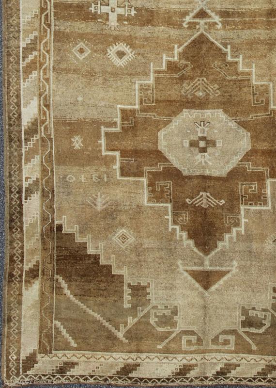 Large Gallery Oushak with Dual Medallion Design in Brown and Taupe Tones Oushak Vintage Rug from Turkey with Two Medallion Design, Keivan Woven Arts / rug EN - 92101, country of origin / type: Turkey / Oushak, circa 1940 This vintage Turkis... - Keivan Woven ArtsEN - 92101 - 820Rug