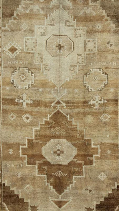 Large Gallery Oushak with Dual Medallion Design in Brown and Taupe Tones Oushak Vintage Rug from Turkey with Two Medallion Design, Keivan Woven Arts / rug EN - 92101, country of origin / type: Turkey / Oushak, circa 1940 This vintage Turkis... - Keivan Woven ArtsEN - 92101 - 820Rug