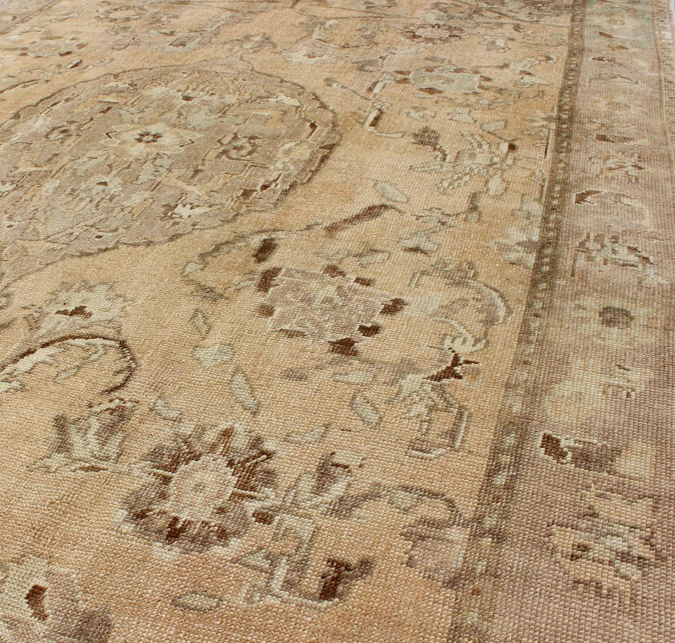 Oushak Rug Vintage from Turkey with Floral Design and Exquisite Center Medallion kwarugs Oushak rug vintage from Turkey with floral design and exquisite center medallion, rug en - 92228, country of origin / type: Turkey / Oushak, circa 1940 ... - Keivan Woven ArtsEN - 92228 - 1644Rug