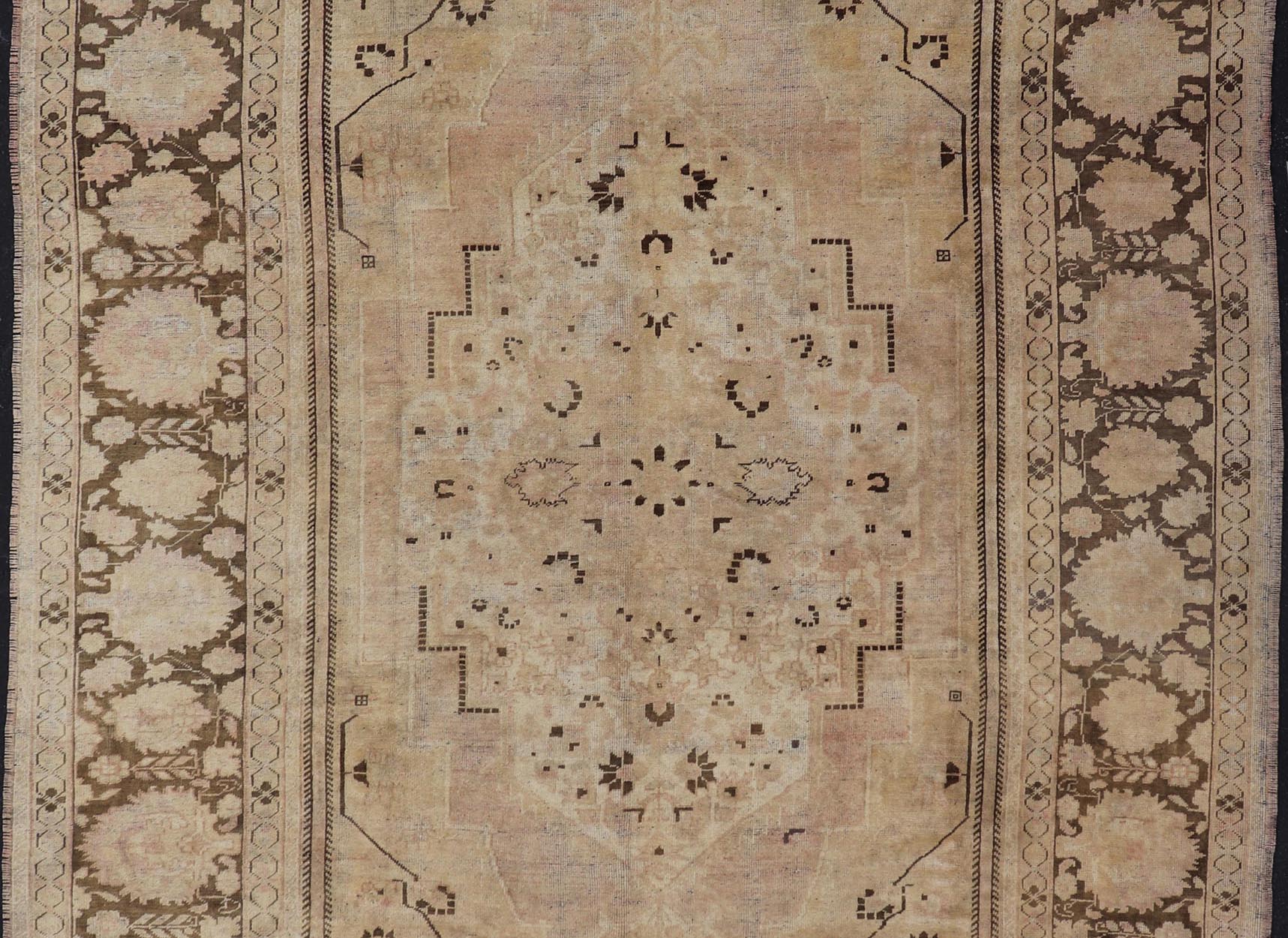 Vintage Oushak Rug with Muted Neutral Colors in Tan, Beige, taupe, Gray & Brown. Vintage Oushak Rug with Muted Neutral Colors in Tan, taupe, Beige, Gray & Brown Rug/EN - 92318, vintage Oushak, vintage Turkish rug This unique neutral color vinta... - Keivan Woven ArtsEN - 92318 - 1648Rug