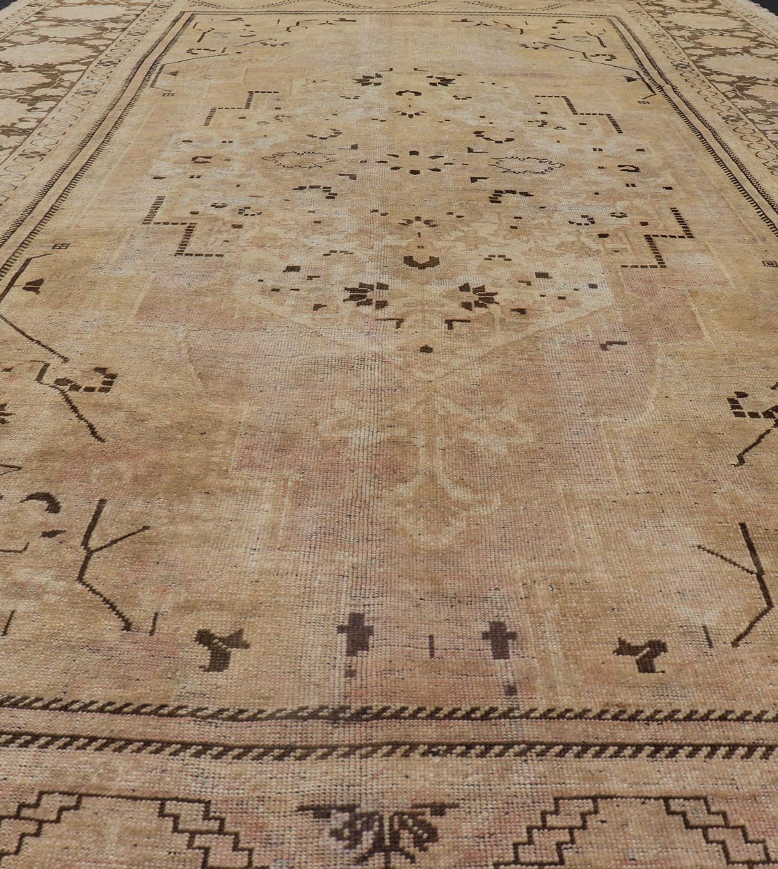 Vintage Oushak Rug with Muted Neutral Colors in Tan, Beige, taupe, Gray & Brown. Vintage Oushak Rug with Muted Neutral Colors in Tan, taupe, Beige, Gray & Brown Rug/EN - 92318, vintage Oushak, vintage Turkish rug This unique neutral color vinta... - Keivan Woven ArtsEN - 92318 - 1648Rug