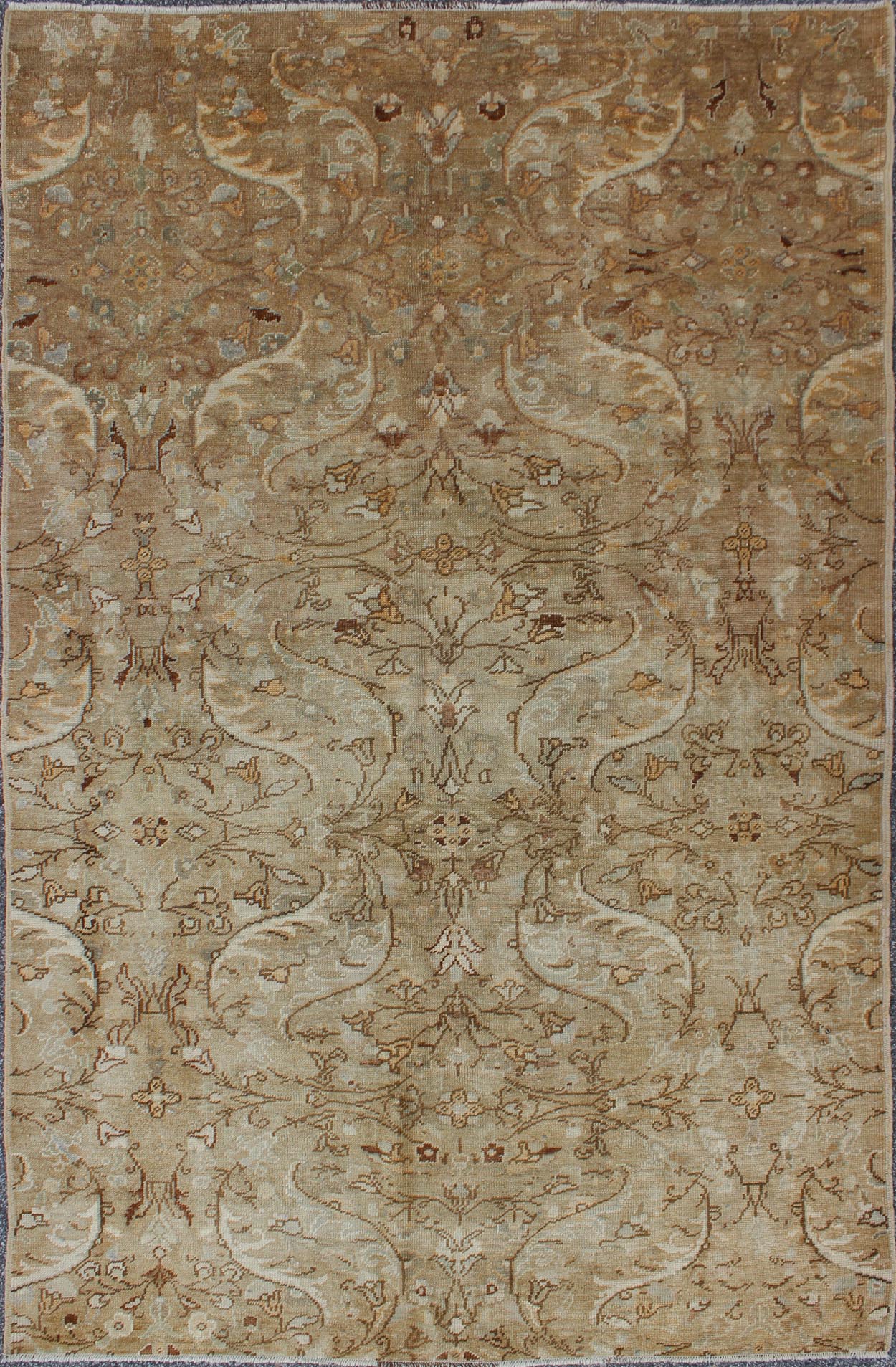 Keivan Woven Arts, En - 92372, 1940's Vintage Turkish Oushak Rug. All - over vining floral design vintage Turkish Oushak rug in taupe, ivory, brown, rug en - 92372, Country of origin / type: Turkey / Oushak, circa 1940 The design of this beautiful vin... - Keivan Woven ArtsEN - 92372 - 1652Rug