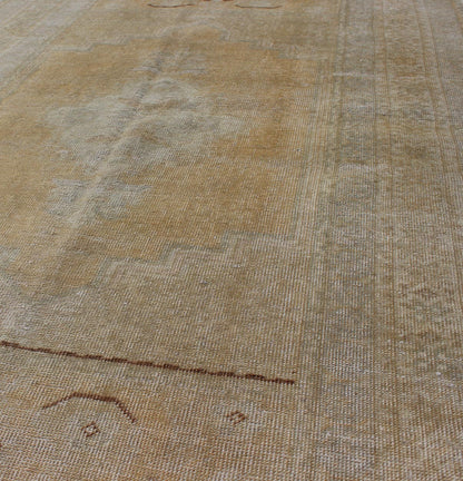 Faded Turkish Oushak Carpet with Geometric Floral Motifs in Tan, Yellow & Gray Turkish Oushak Carpet with Geometric Floral Motifs rug/en - 92944, origin/turkey kwarugs This faded Oushak rug features an intricately beautiful design. The ... - Keivan Woven ArtsEN - 92944 - 1662Rug
