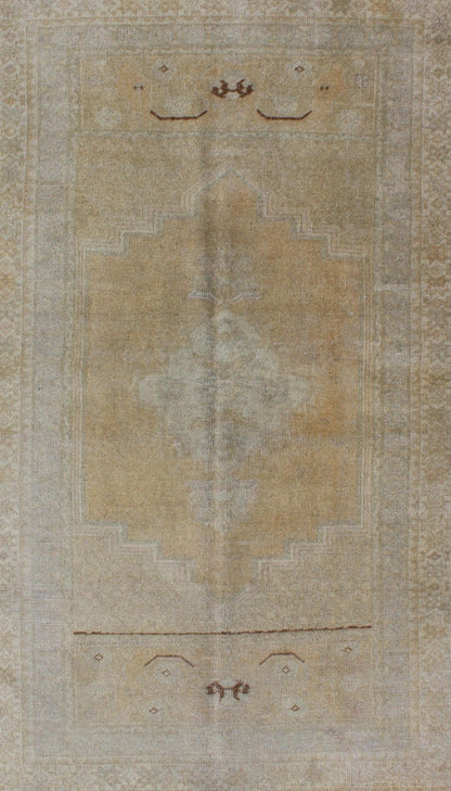Faded Turkish Oushak Carpet with Geometric Floral Motifs in Tan, Yellow & Gray Turkish Oushak Carpet with Geometric Floral Motifs rug/en - 92944, origin/turkey kwarugs This faded Oushak rug features an intricately beautiful design. The ... - Keivan Woven ArtsEN - 92944 - 1662Rug