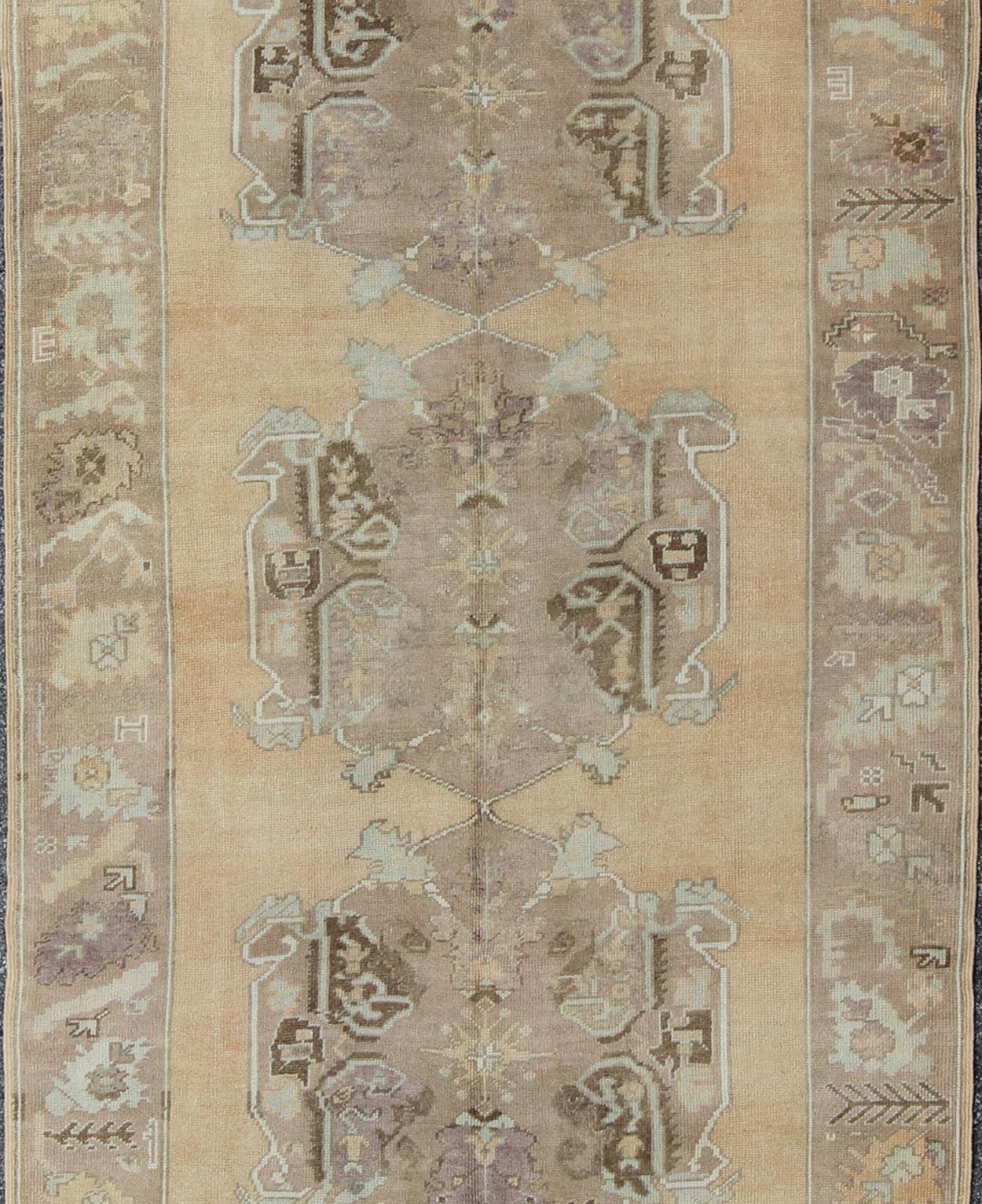 Vintage Oushak Rug with Three Central Medallions Set on Faint Sand - Colored Field kwarugs Medallion Oushak Vintage Rug on Sand Colored Field rug/en - 92953, origin/turkey This beautiful Oushak features a classic turkish design, . The fain... - Keivan Woven ArtsEN - 92953 - 980Rug