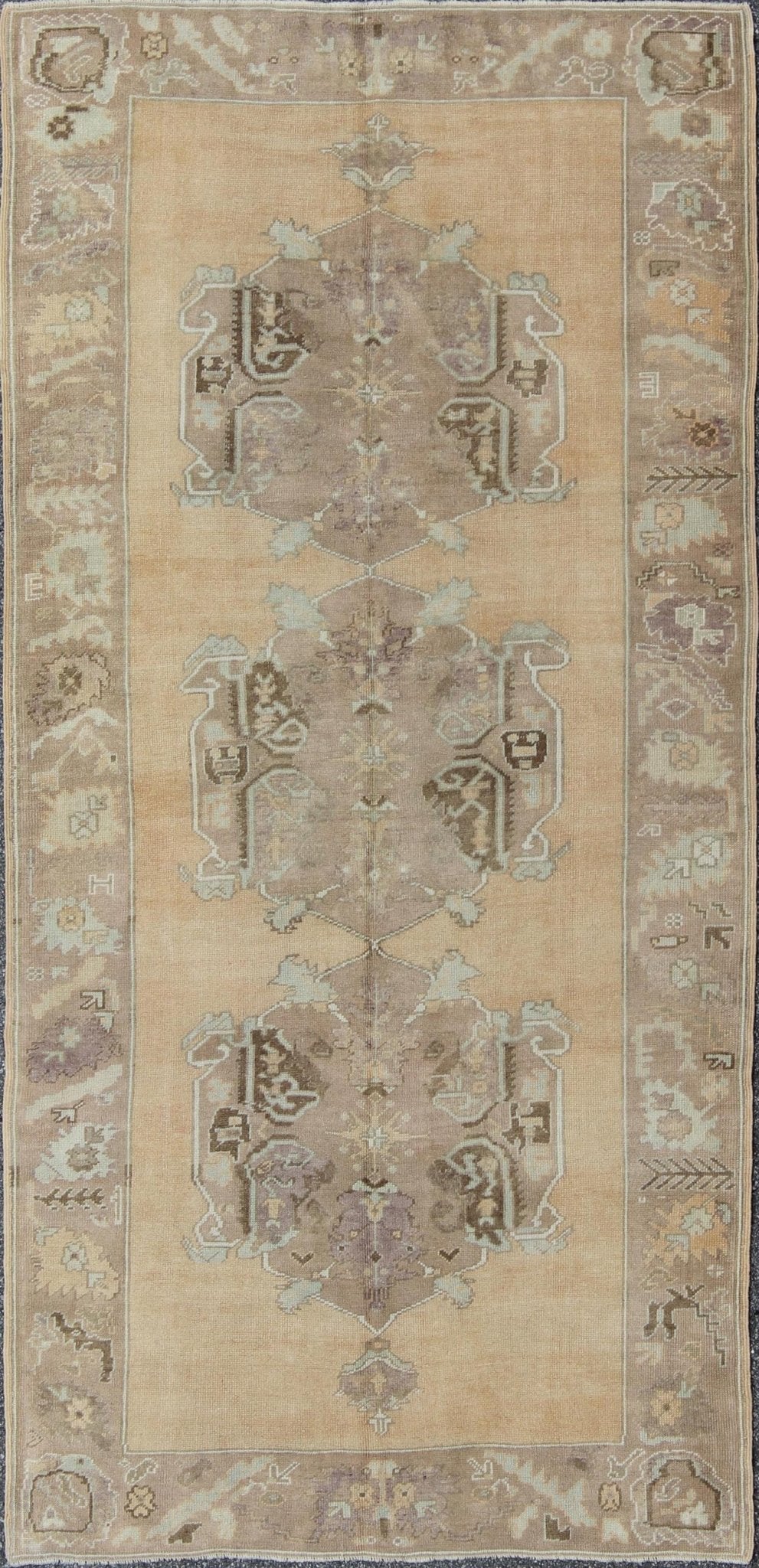 Vintage Oushak Rug with Three Central Medallions Set on Faint Sand - Colored Field kwarugs Medallion Oushak Vintage Rug on Sand Colored Field rug/en - 92953, origin/turkey This beautiful Oushak features a classic turkish design, . The fain... - Keivan Woven ArtsEN - 92953 - 980Rug