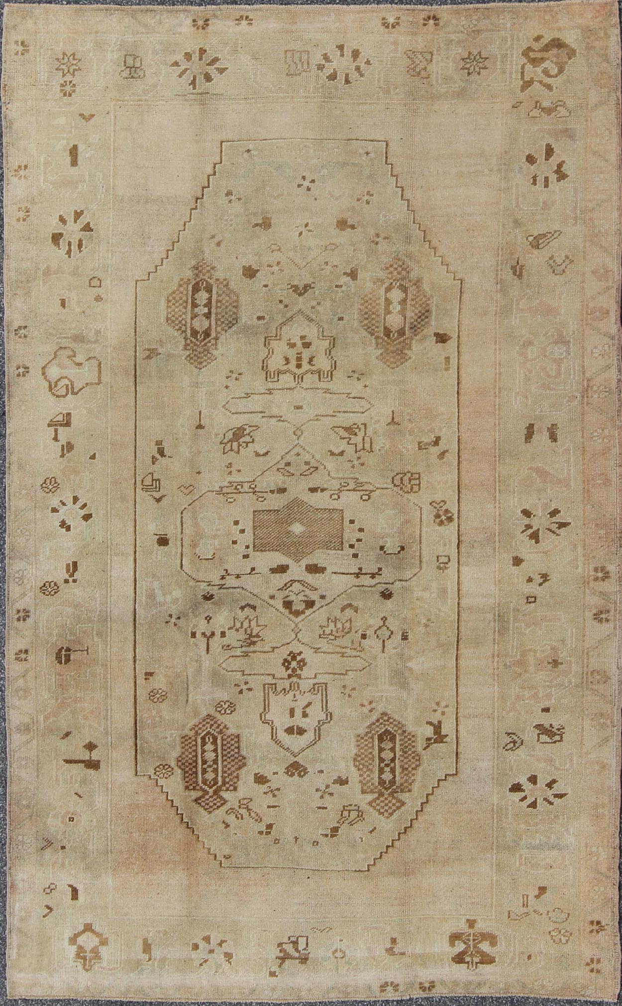 Vintage Turkish Oushak Rug with Tribal Motifs in Shades of Brown and Cream kwarugs Vintage Turkish Oushak rug with tribal motifs in shades of brown, cream and light blush rug en - 94353, country of origin / type: Turkey / Oushak, circa 1940 ... - Keivan Woven ArtsEN - 94353 - 906Rug