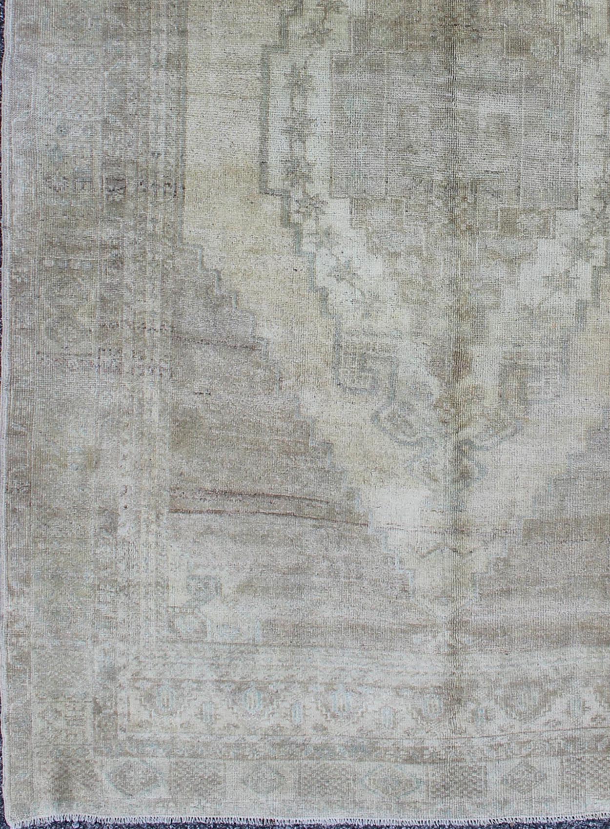 Oushak Vintage Rug From Turkey With Layered Medallion kwarugs Shades of gray Oushak vintage rug from Turkey with layered medallion, Keivan Woven Arts / rug en - 94454, country of origin / type: Turkey / Oushak, circa 1940 This muted vintage... - Keivan Woven ArtsEN - 94454 - 1006Rug