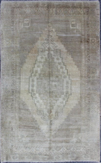 Oushak Vintage Rug From Turkey With Layered Medallion kwarugs Shades of gray Oushak vintage rug from Turkey with layered medallion, Keivan Woven Arts / rug en - 94454, country of origin / type: Turkey / Oushak, circa 1940 This muted vintage... - Keivan Woven ArtsEN - 94454 - 1006Rug