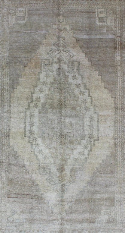 Oushak Vintage Rug From Turkey With Layered Medallion kwarugs Shades of gray Oushak vintage rug from Turkey with layered medallion, Keivan Woven Arts / rug en - 94454, country of origin / type: Turkey / Oushak, circa 1940 This muted vintage... - Keivan Woven ArtsEN - 94454 - 1006Rug