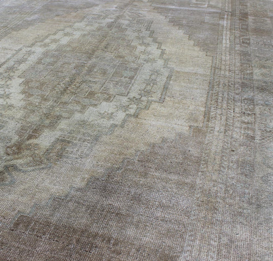 Oushak Vintage Rug From Turkey With Layered Medallion kwarugs Shades of gray Oushak vintage rug from Turkey with layered medallion, Keivan Woven Arts / rug en - 94454, country of origin / type: Turkey / Oushak, circa 1940 This muted vintage... - Keivan Woven ArtsEN - 94454 - 1006Rug