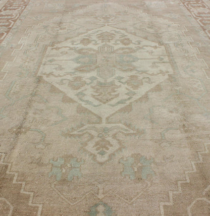 Turkish Vintage Oushak Medallion Rug With Muted Colors in Earth Tones. Keivan Woven Arts / rug EN - 951, country of origin / type: Turkey / Oushak, circa 1950. Measures: 6'9 x 10'5. This striking vintage Turkish Oushak rug bears an cream - colored bo... - Keivan Woven ArtsEN - 951 - 4874Rug