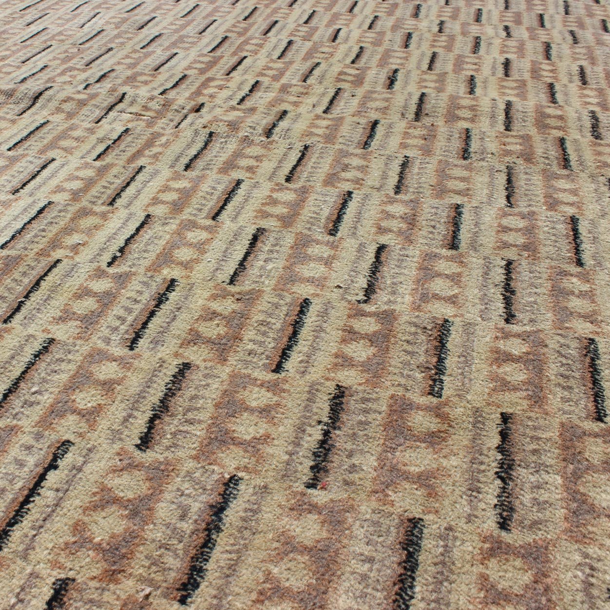 Vintage Zeki Mren Rug with a Modern Design Keivan Woven Arts, En - 960, Vintage Mid - Century Zeki Mren Rug. Vintage Zeki Mren Rug with a Modern Design in Earth Tones and Unique Design This finely handwoven Zeki Mren vintage rug displays a unique desig... - Keivan Woven ArtsEN - 960 - 5428Rug