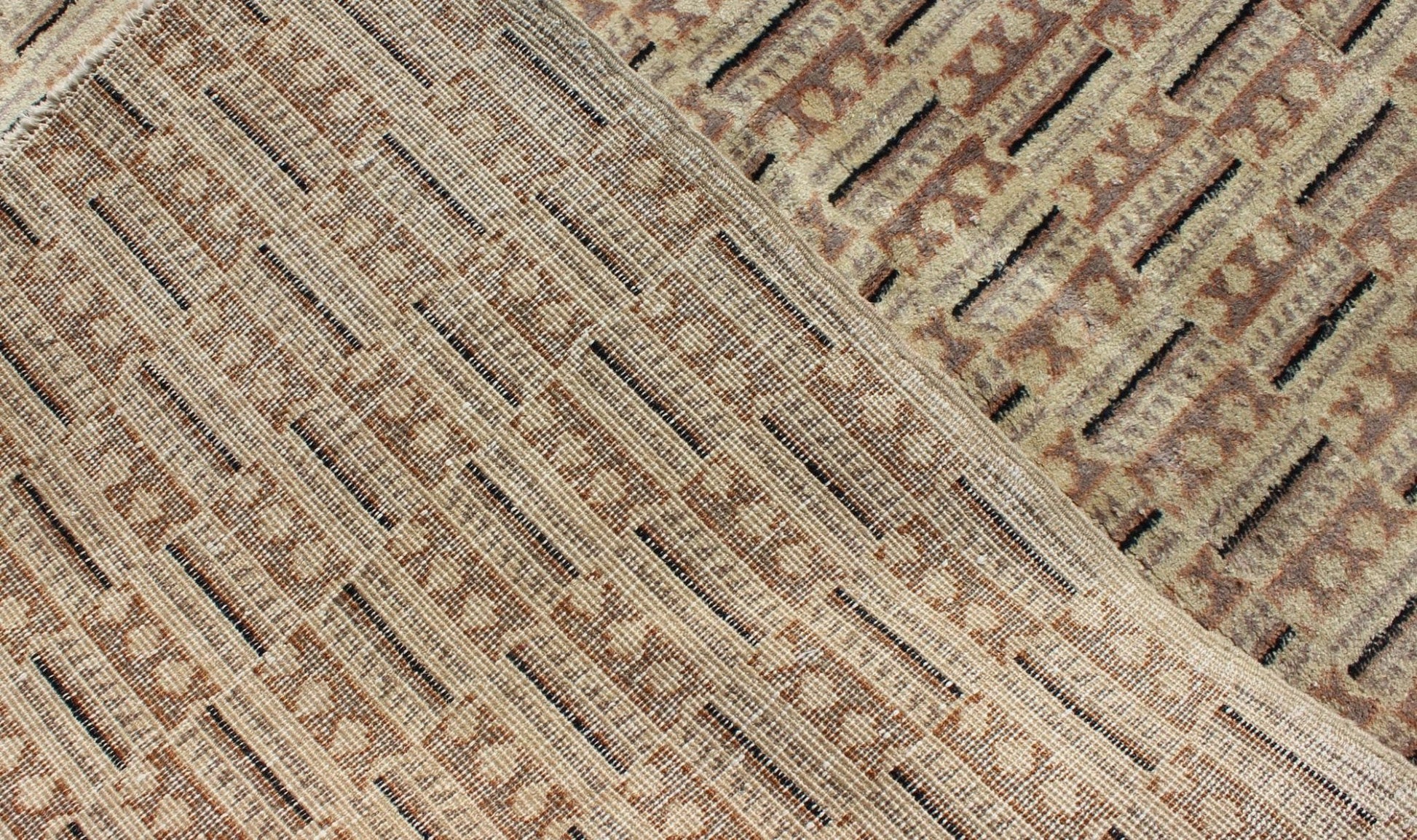 Vintage Zeki Mren Rug with a Modern Design Keivan Woven Arts, En - 960, Vintage Mid - Century Zeki Mren Rug. Vintage Zeki Mren Rug with a Modern Design in Earth Tones and Unique Design This finely handwoven Zeki Mren vintage rug displays a unique desig... - Keivan Woven ArtsEN - 960 - 5428Rug