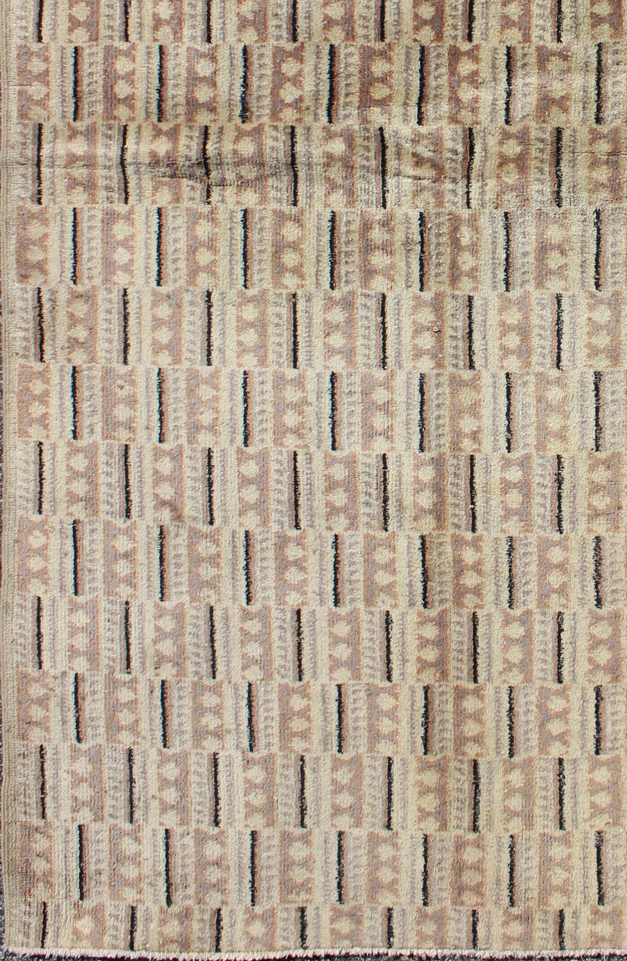 Vintage Zeki Mren Rug with a Modern Design Keivan Woven Arts, En - 960, Vintage Mid - Century Zeki Mren Rug. Vintage Zeki Mren Rug with a Modern Design in Earth Tones and Unique Design This finely handwoven Zeki Mren vintage rug displays a unique desig... - Keivan Woven ArtsEN - 960 - 5428Rug