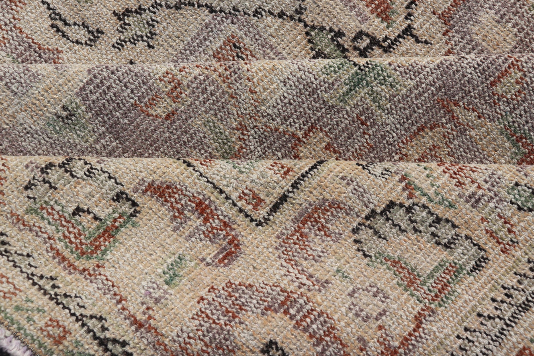Vintage Turkish Distressed Oushak Rug with All - Over Floral Design in Lilac Color Vintage Turkish Distressed Oushak Rug with All - Over Floral Design in Lilac Color. Keivan Woven Arts / rug EN - P13614, country of origin / type: Turkey / Oushak, ... - Keivan Woven ArtsEN - P13614 - 18126Rug