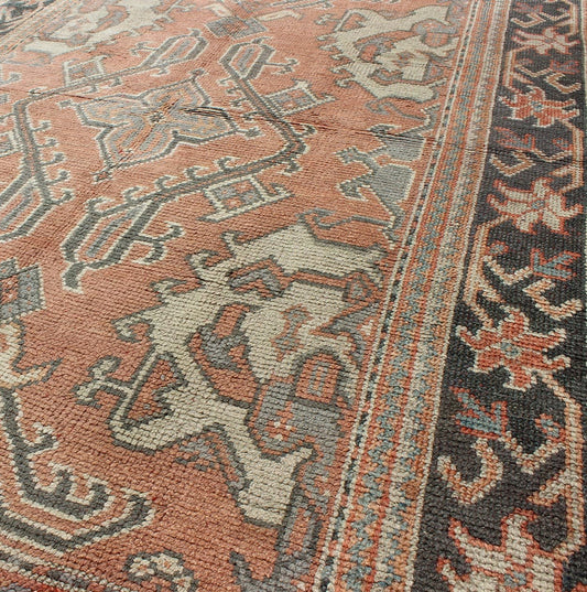 Keivan Woven Arts, F - 0912, Early 20th Century Antique Turkish Oushak Rug. Antique Oushak Rug from Turkey with Central Medallion and Sub - Geometric Elements This antique Turkish Oushak carpet features a central medallion design, as well as pattern... - Keivan Woven ArtsF - 0912 - 1018Rug