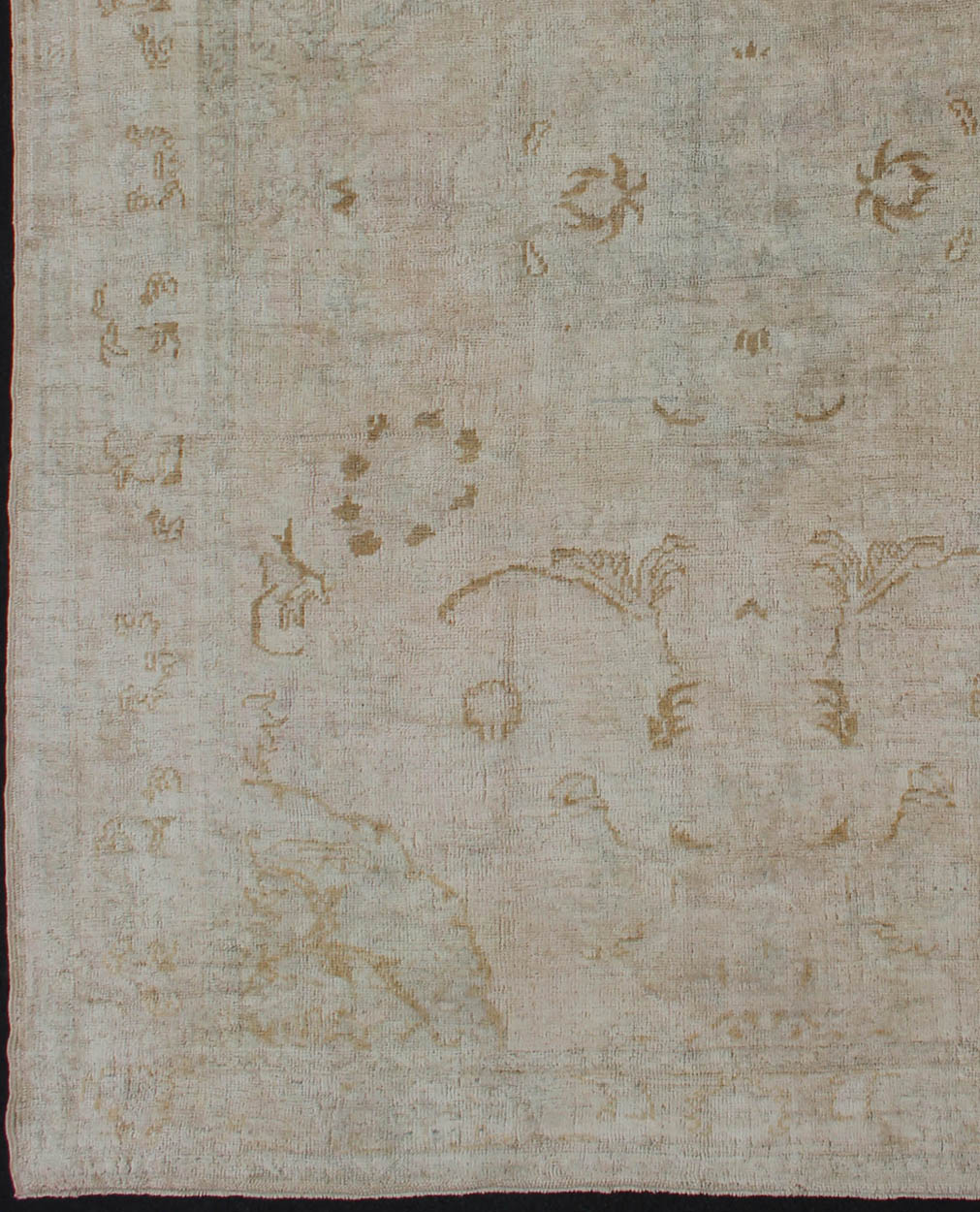 Cream background midcentury vintage Oushak rug from Turkey with floral design, rug hj - 37, country of origin / type: Turkey / Oushak, circa mid - 20th century. Produced in mid - 20th century Turkey, this vintage Oushak is characterized by a comely an... - Keivan Woven ArtsHJ - 37 - 916Rug