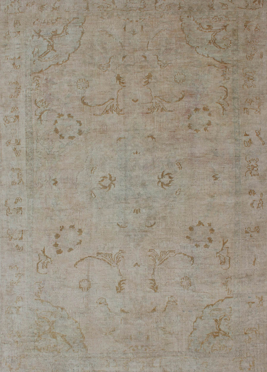 Cream background midcentury vintage Oushak rug from Turkey with floral design, rug hj - 37, country of origin / type: Turkey / Oushak, circa mid - 20th century. Produced in mid - 20th century Turkey, this vintage Oushak is characterized by a comely an... - Keivan Woven ArtsHJ - 37 - 916Rug