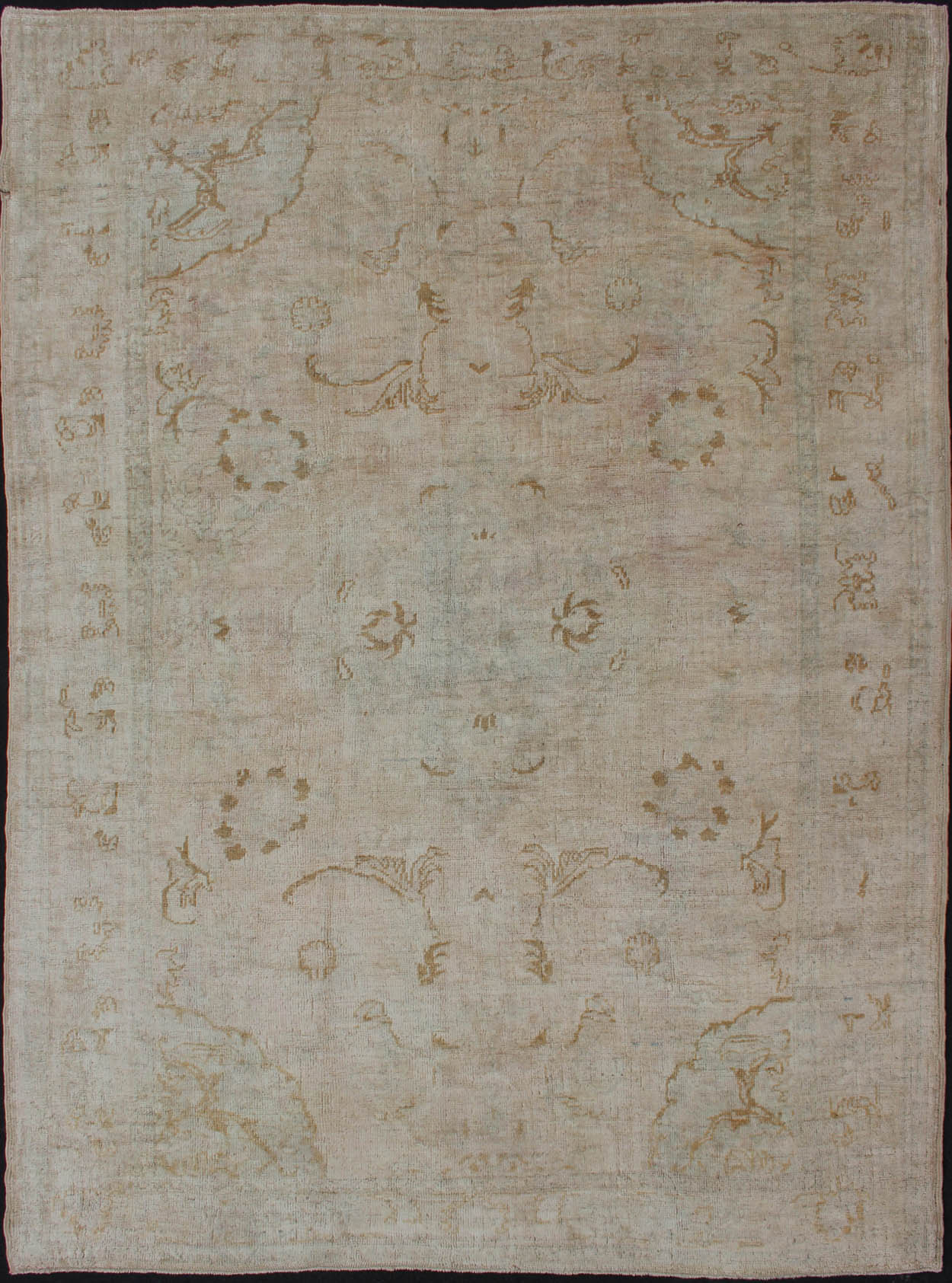 Cream background midcentury vintage Oushak rug from Turkey with floral design, rug hj - 37, country of origin / type: Turkey / Oushak, circa mid - 20th century. Produced in mid - 20th century Turkey, this vintage Oushak is characterized by a comely an... - Keivan Woven ArtsHJ - 37 - 916Rug