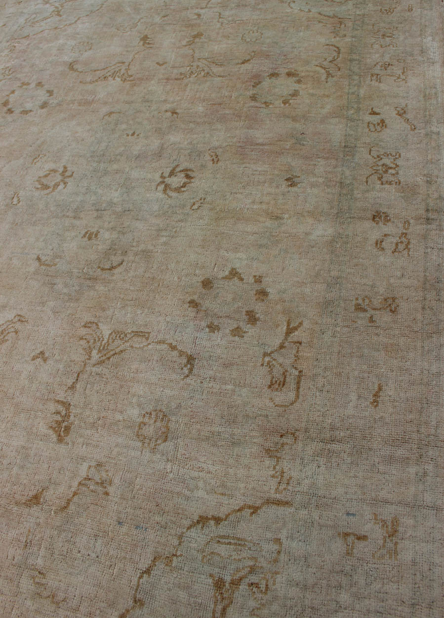 Cream background midcentury vintage Oushak rug from Turkey with floral design, rug hj - 37, country of origin / type: Turkey / Oushak, circa mid - 20th century. Produced in mid - 20th century Turkey, this vintage Oushak is characterized by a comely an... - Keivan Woven ArtsHJ - 37 - 916Rug