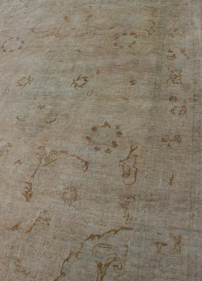 Cream background midcentury vintage Oushak rug from Turkey with floral design, rug hj - 37, country of origin / type: Turkey / Oushak, circa mid - 20th century. Produced in mid - 20th century Turkey, this vintage Oushak is characterized by a comely an... - Keivan Woven ArtsHJ - 37 - 916Rug