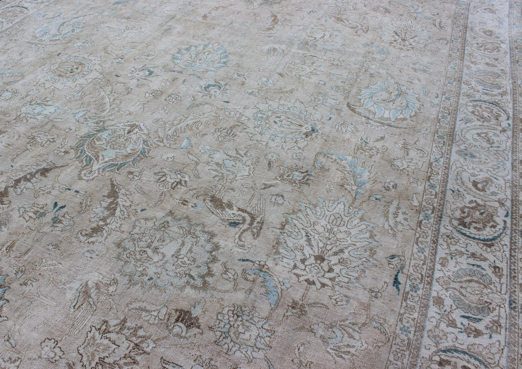 Muted Gray, Blue, and Ivory Vintage Persian Tabriz Rug with Floral Design kwa rugs Muted gray, blue, and ivory vintage Persian Tabriz rug with floral design, hd - tra, country of origin / type: Iran / Tabriz, circa 1950 This vintage Per... - Keivan Woven ArtsKB - HD - TRA - 2167Rug
