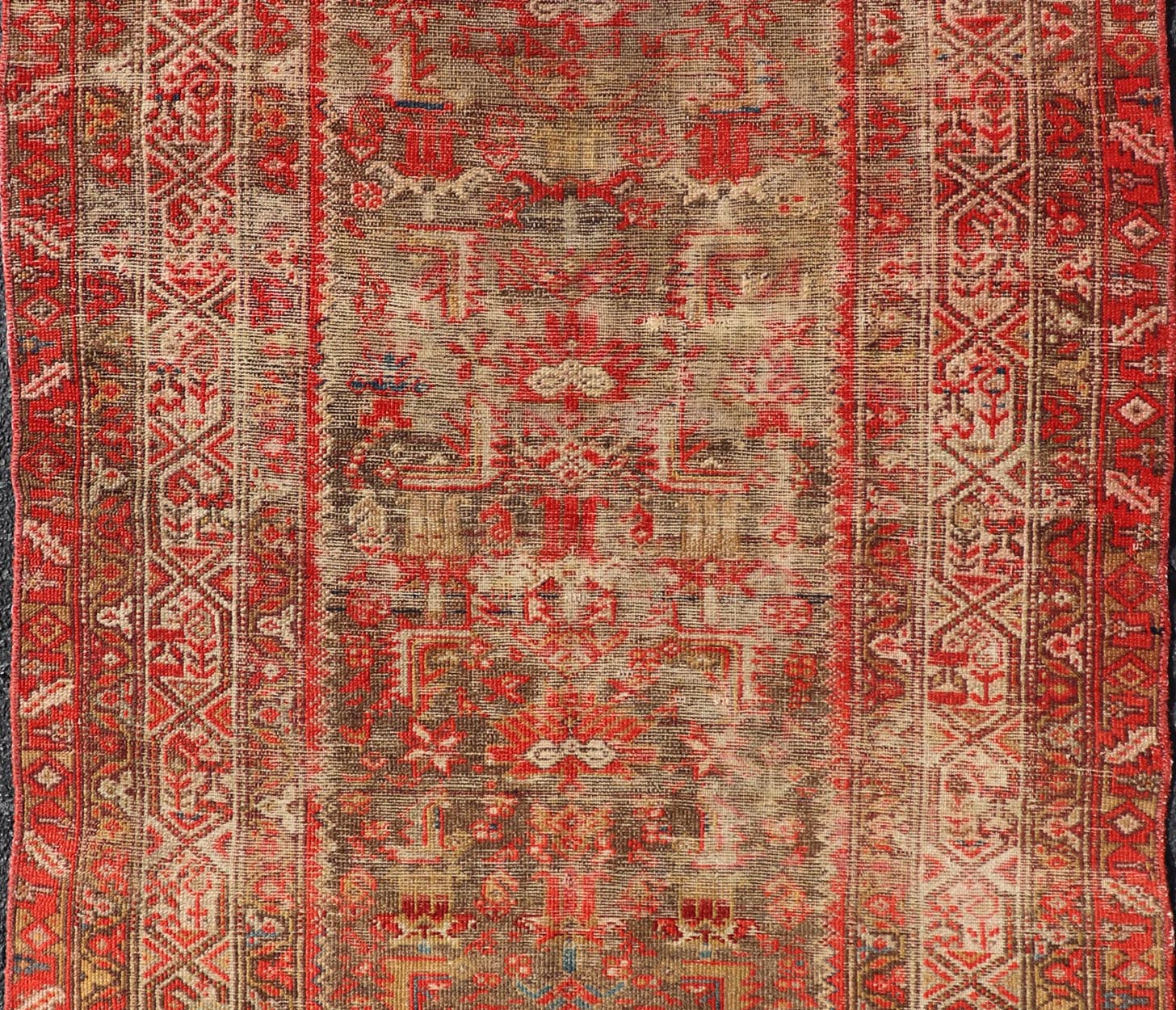 Measures: 3'11 x 6'4 Antique Distressed Persian Malayer Rug by Keivan Woven Arts With Medallion . rug KBE - 230903, Keivan Woven Arts / country of origin / type: Iran / Malayer, circa 1920. This amazing antique Malayer rug from early 20th cen... - Keivan Woven ArtsKBE - 230903 - 25302