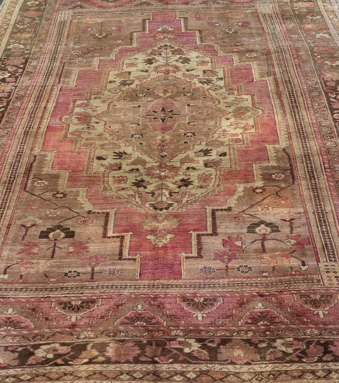 Turkish Oushak Vintage Rug in Brown, Camel and Light Purple Tones Vintage carpet from Turkey in light purple, light brown, camel ivory tones, rug KBE - 26, country of origin / type: Turkey / Oushak, circa 1940 This vintage Turkish Oushak ru... - Keivan Woven ArtsKBE - 26 - 4327Rug