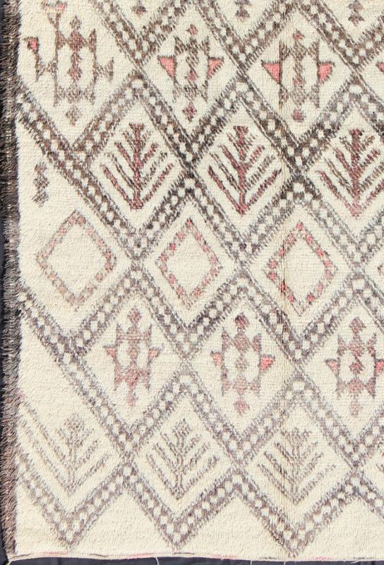 Large Moroccan Beni Ouarain Rug with Diamond Design in light Ivory, Gray & Pink Measures: 6'3 x 11'8. Woven in light Ivory hand - spun wool with muted salmon, gray and light charcoal symbols, this gorgeous Moroccan rug has a sophisticated loz... - Keivan Woven ArtsKBE - LCB - 136607 - 7317Rug