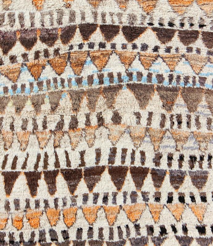 Vintage Moroccan Azilal Rug in Natural Creams, Browns and Muted Orange Measures: 6'7'' x 10'5''. This piece is a large and unusual vintage Azilal rug from central Morocco, in the Atlas Mountains. The silky wool pile features natural cream and... - Keivan Woven ArtsKBE - LCB - 136621 - 7325Rug